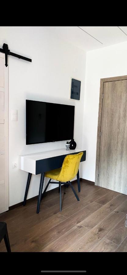 Modern Tiny House In Волос Екстер'єр фото